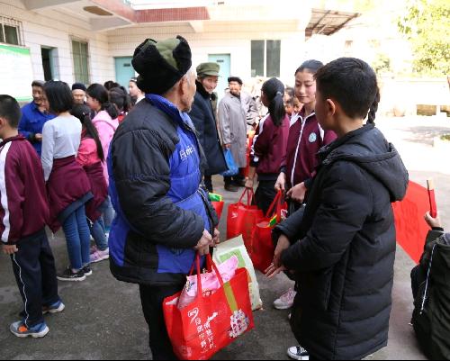 鸭江小学开展学雷锋见行动尊老敬老志愿者服务活动