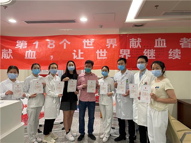 医护人员展示造血干细胞血样捐献荣誉证书.jpg