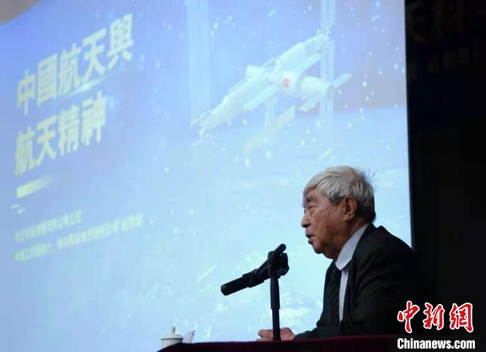 图为中国工程院院士、神舟飞船首任总设计师戚发轫在香港皇仁书院发表题为《中国航天与航天精神》的演讲。　张炜 摄