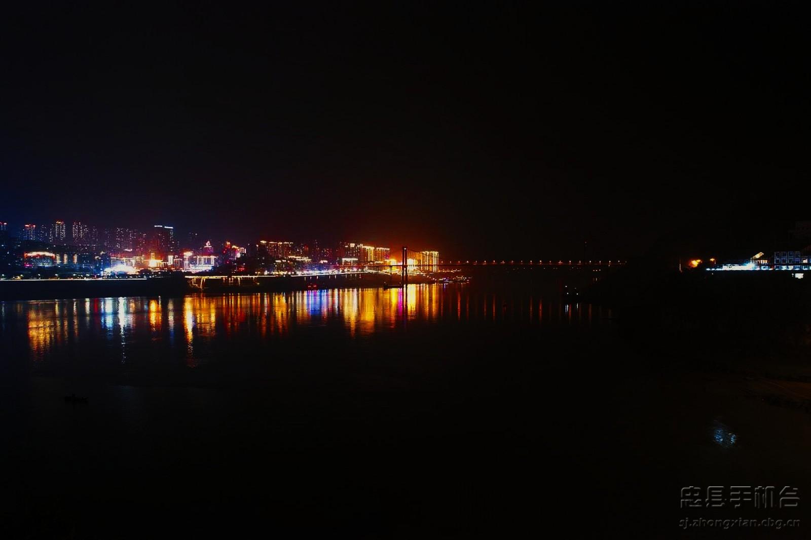 忠县滨江路夜景图片