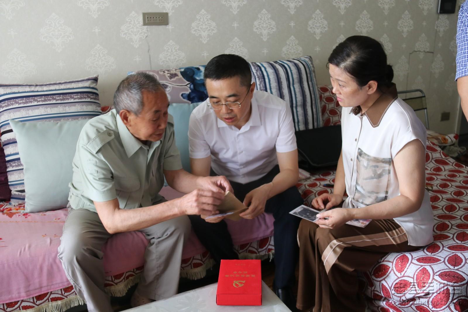 甘露走访慰问老党员 -忠县手机台