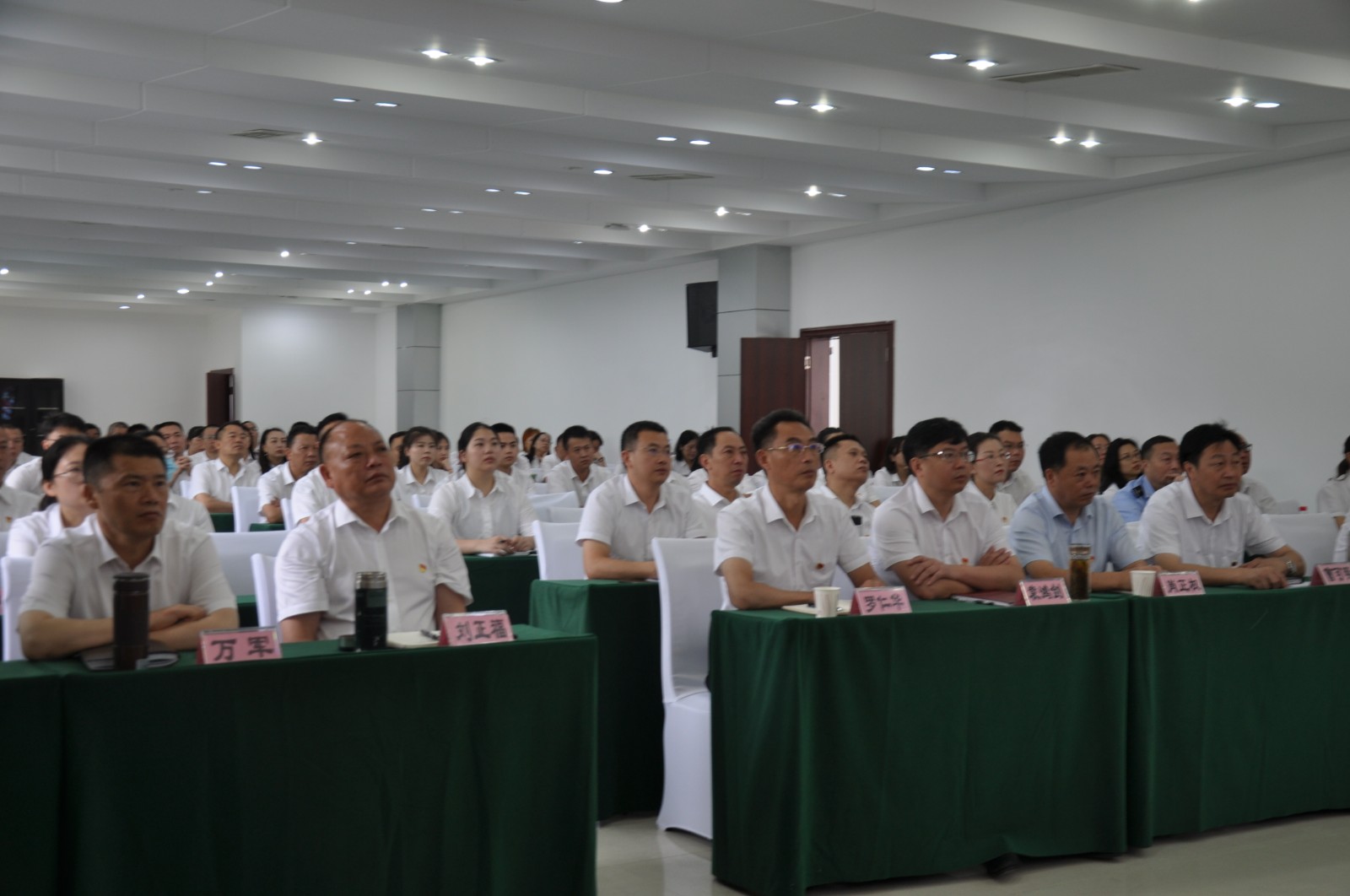 荔枝街道党工委组织党员干部观看庆祝中国共产党成立100周年大会.JPG