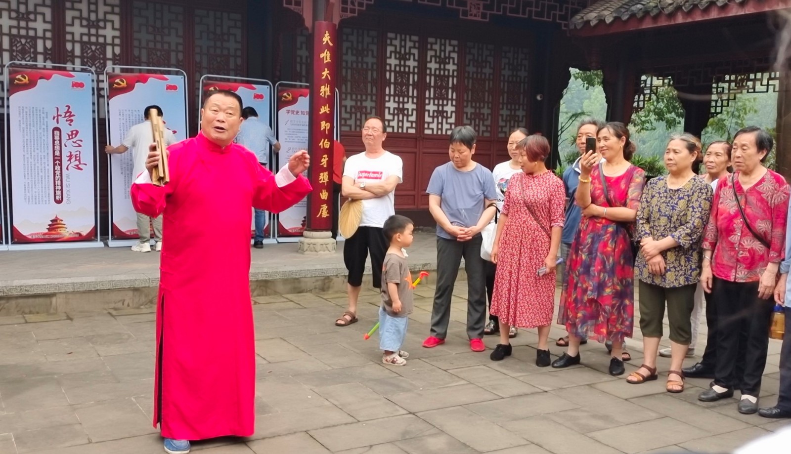 非遗传承人任光中用金钱板讲党史.jpg