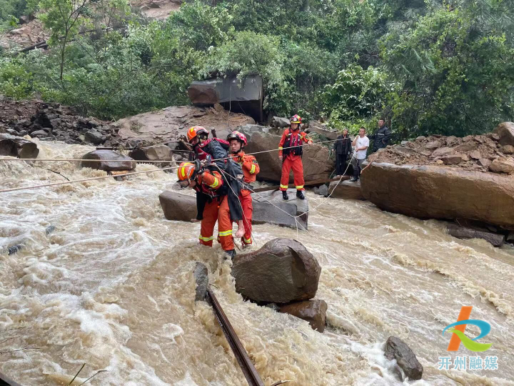 ‘泛亚电竞官方入口’山洪暴发两老人被困 消防员撘绳桥救援(图7)
