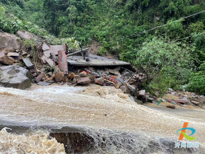 ‘泛亚电竞官方入口’山洪暴发两老人被困 消防员撘绳桥救援