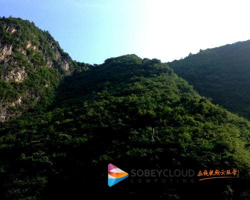 空氣清新到處可見綠色植物峽谷兩邊山上風景優美屬v形谷的一種甘東峽