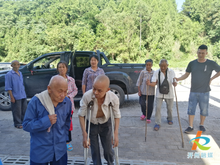 “雷火电竞首页”开州为这个镇的意愿接种村民准备爱心专车(图3)