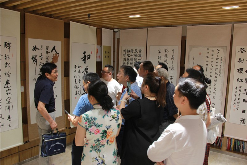 杨圭言教授为大家讲解参赛书法作品（央广网发 薛成毅摄）