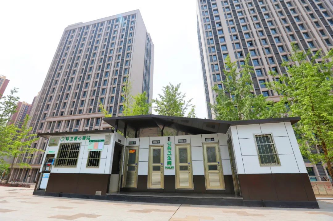 新投入使用的流动厕所和环卫爱心驿站.胡瑾 摄