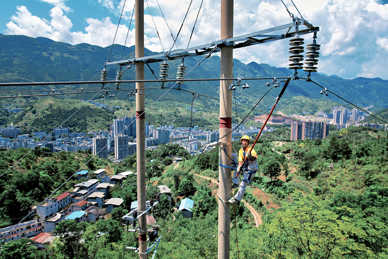 重庆巫溪带电作业保高速施工也保居民用电