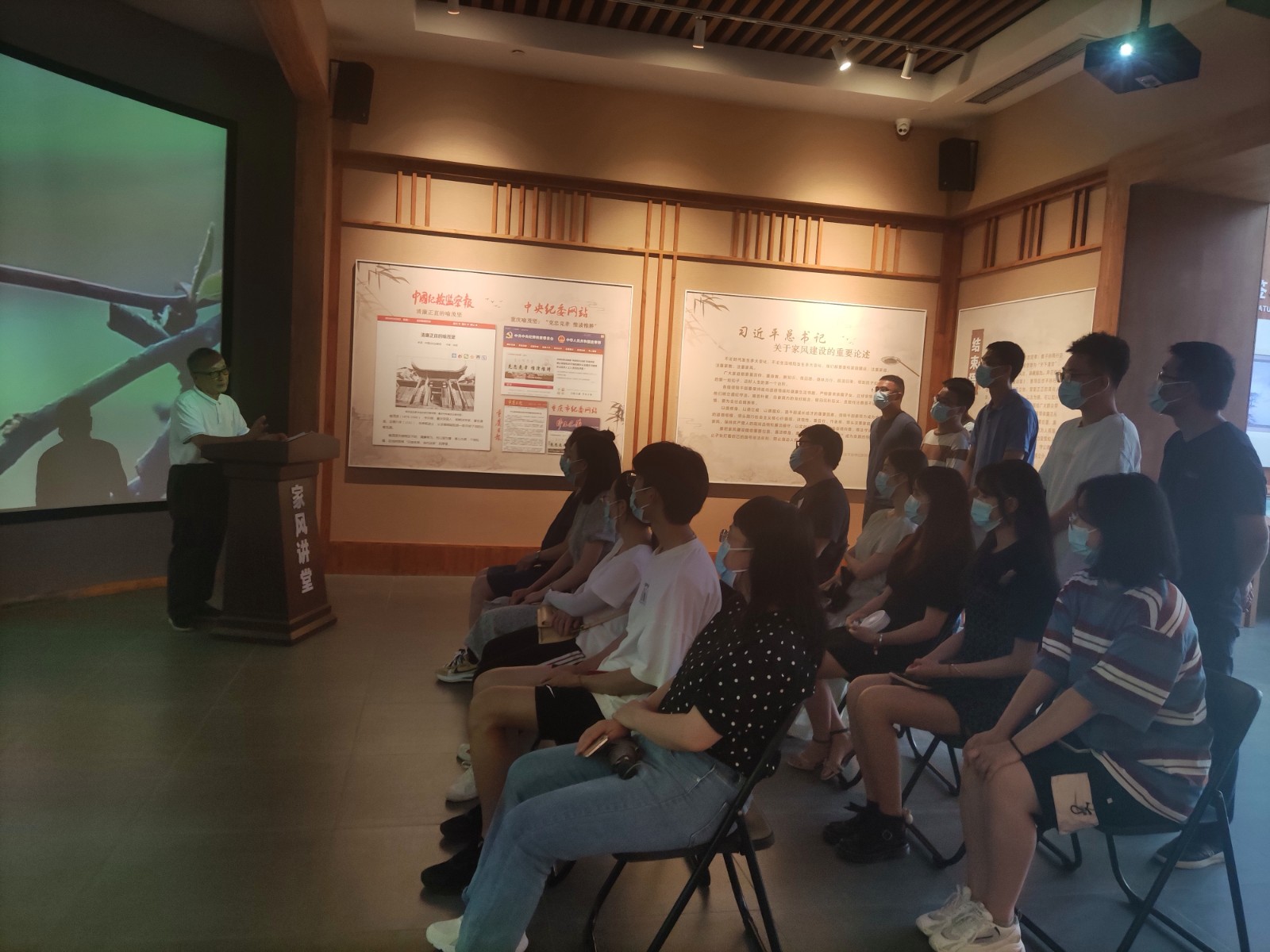 20210729 万灵镇组织机关干部开展廉政教育活动.jpg