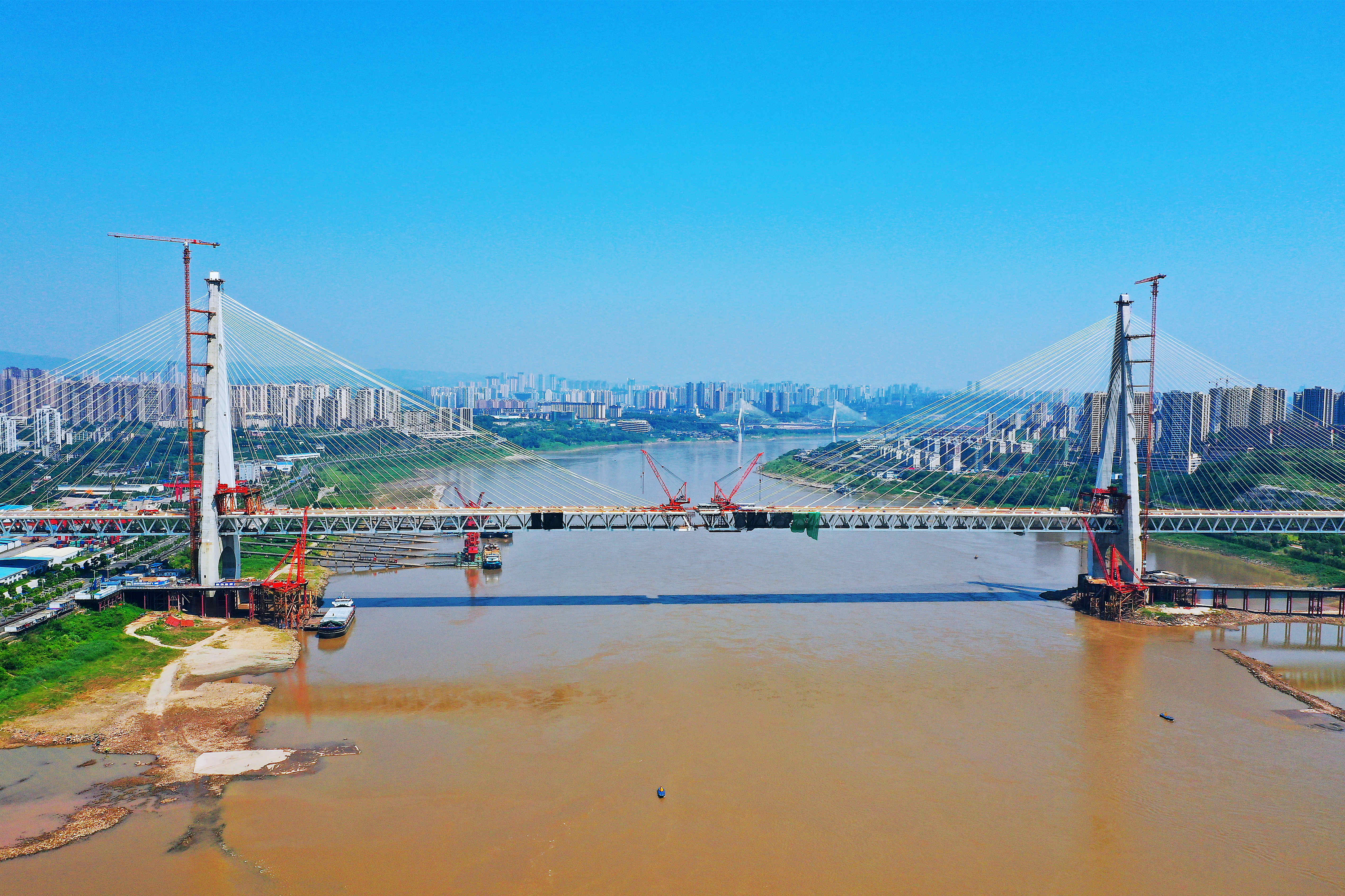 重庆巴南:白居寺长江大桥东岸完成边跨合龙