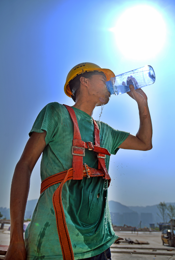 万州连续遭遇超40高温袭击户外这一幕幕让人感动