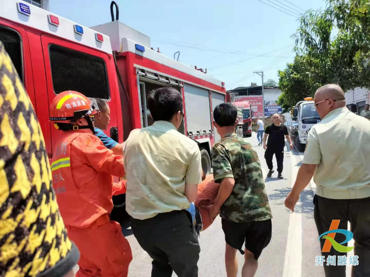 【半岛官方下载地址】事故现场货车司机意识模糊，救援人员第一时间赶到现场实施救助(图4)