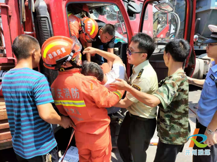 【半岛官方下载地址】事故现场货车司机意识模糊，救援人员第一时间赶到现场实施救助(图3)