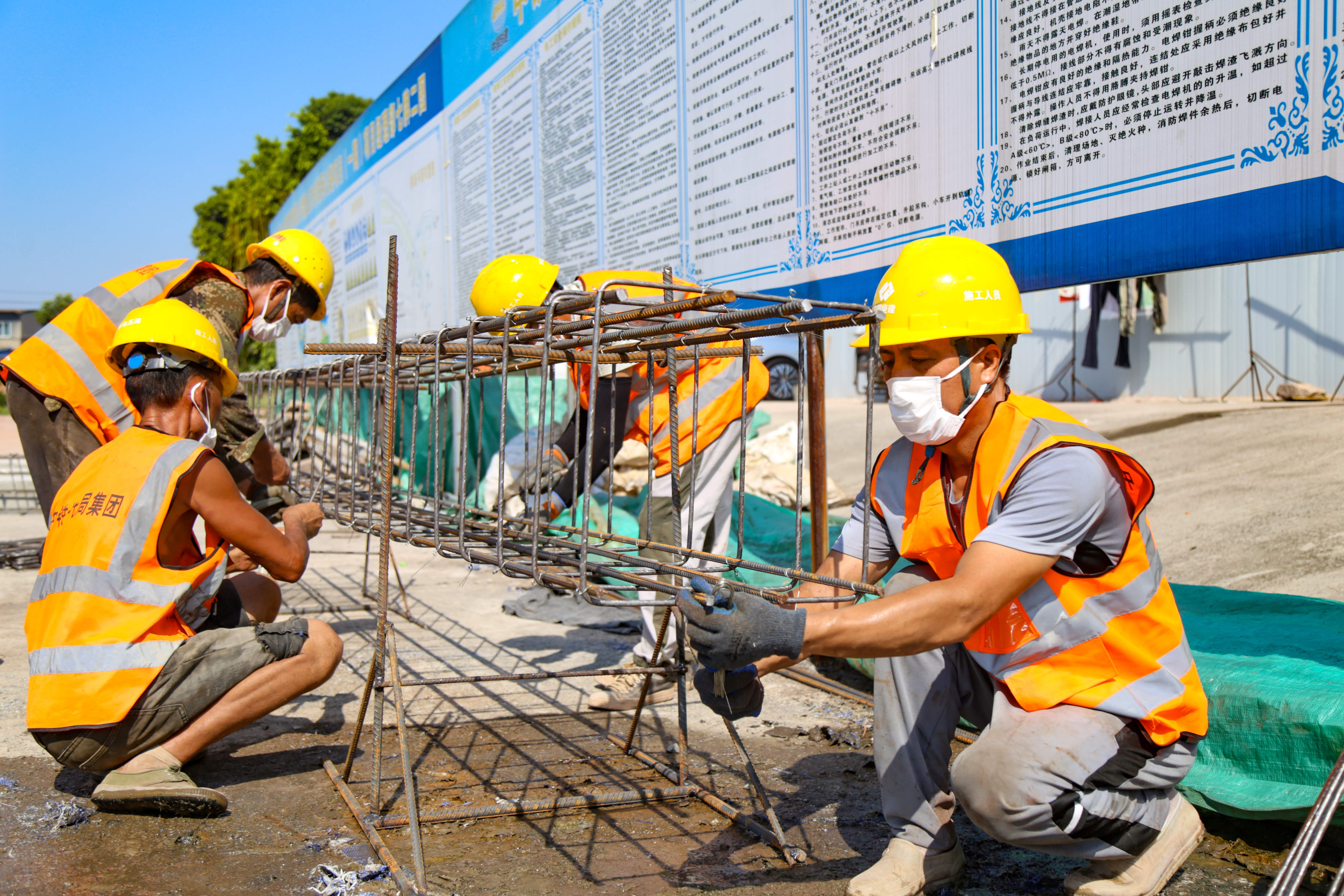 8月3日,璧山來鳳街道,建築工人正在對國道244路線加緊施工.