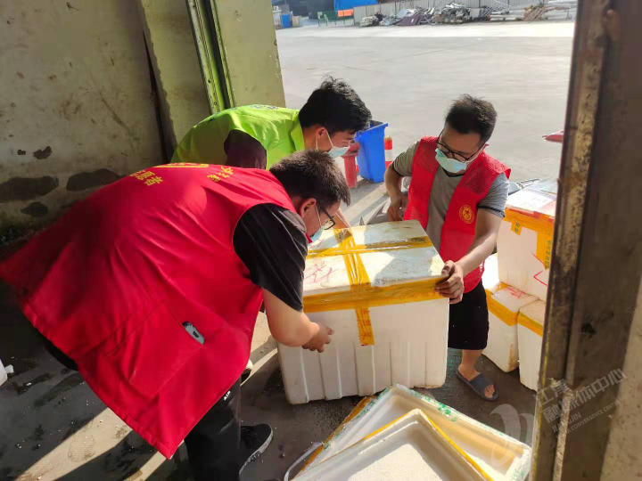 江津区新时代文明实践志愿者为抗疫人员送冰凉