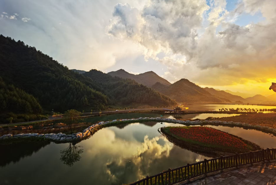 红池坝风景区位于重庆市巫溪县,海拔1800—2630米,总面积36万亩,是