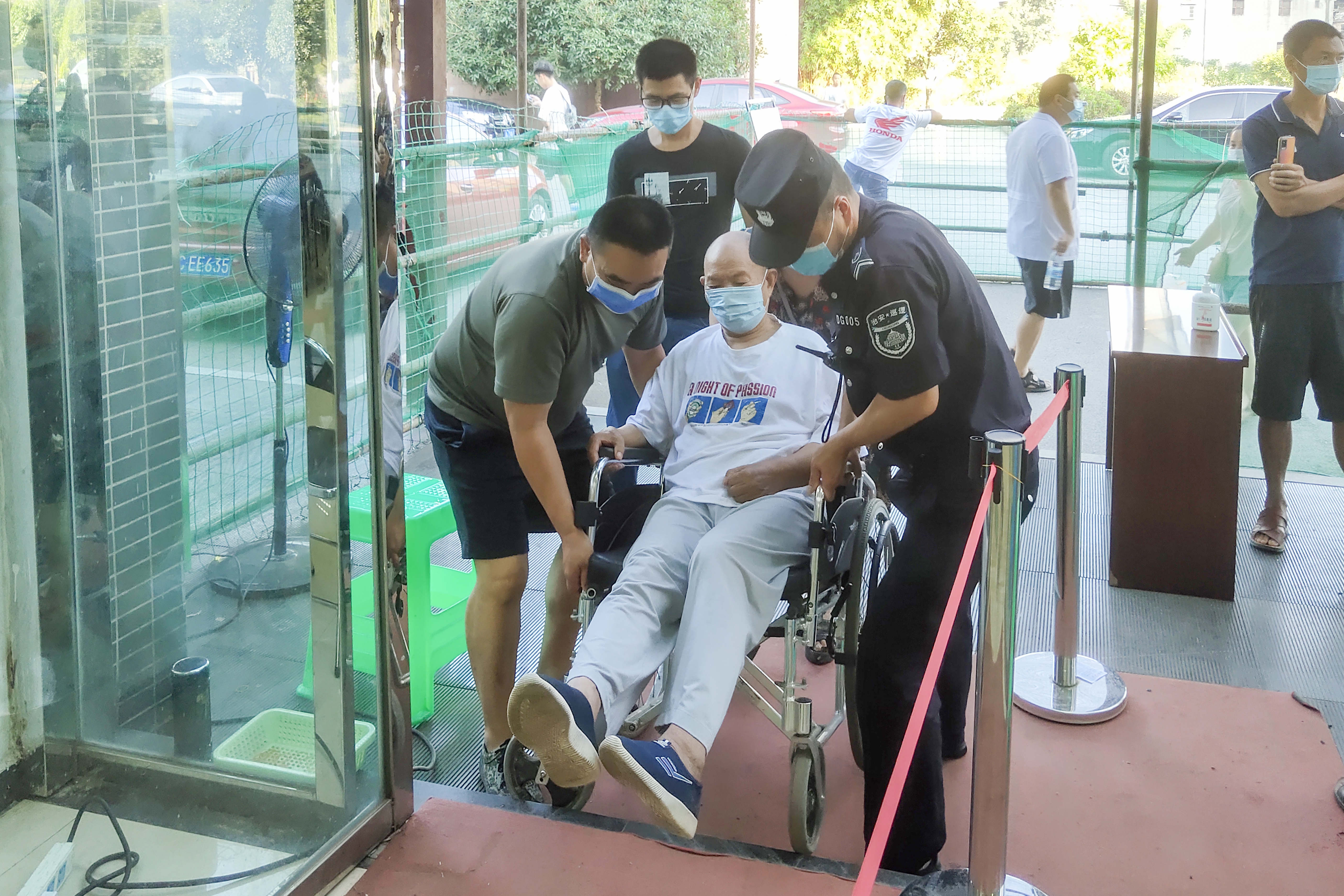 8月4日,丁家街道卫生院,志愿者以及工作人员协助残疾人完成疫苗接种。.jpg