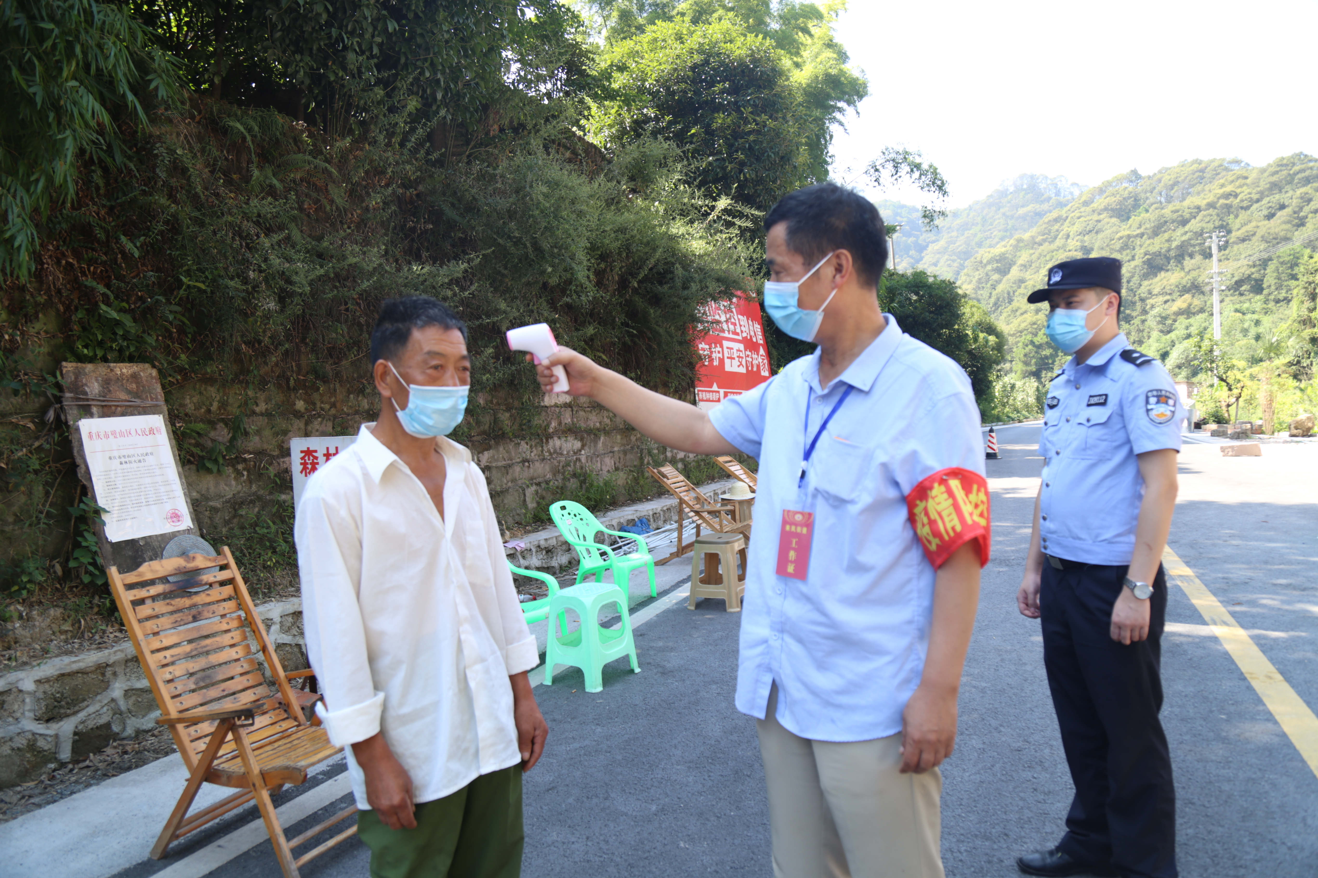 8月4,来凤街道疫情值守点工作人员正在为过往市民测体温。.JPG