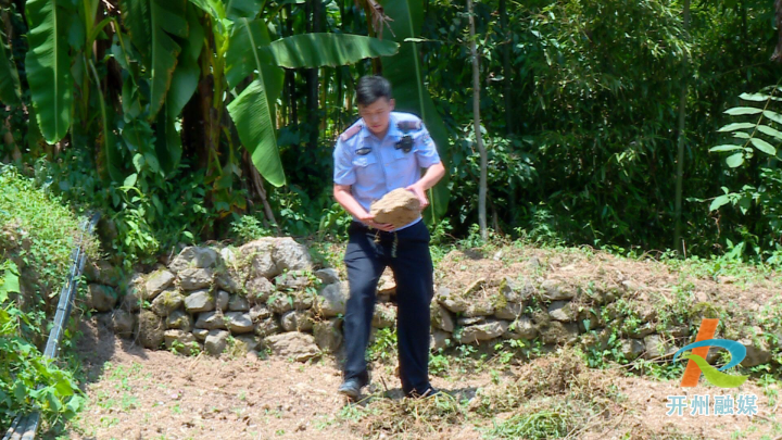 【泛亚电竞】满月镇的马路上车辆侧翻掉入水沟无法移动，警民齐心协力将车辆抬起(图3)