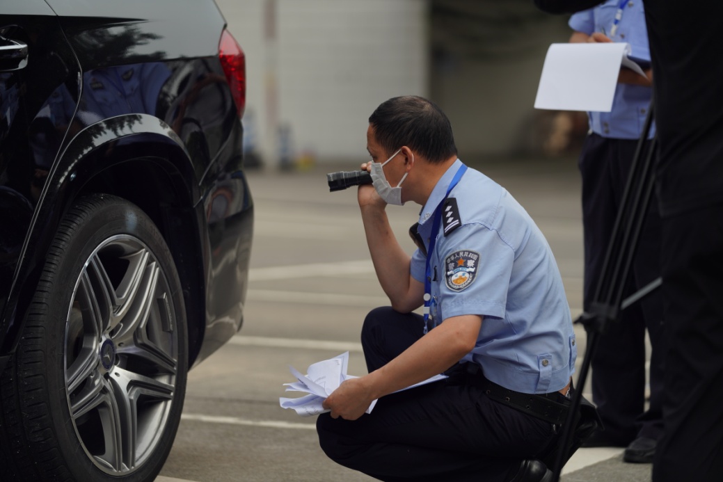 賴乾瑩查驗實操d組進口車/重慶交巡警總隊供圖