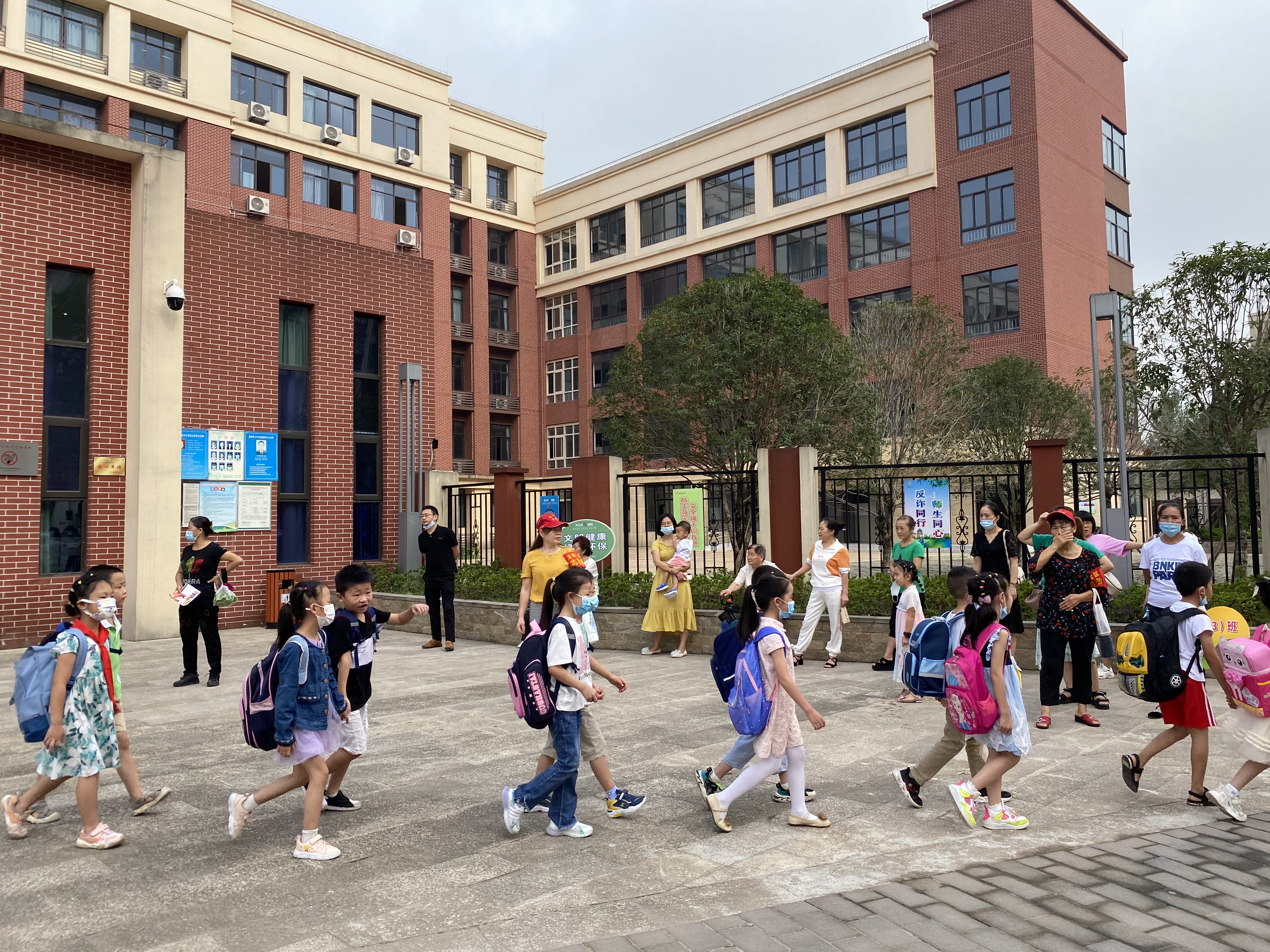 箭滩河小学爱心护学志愿服务活动.jpg