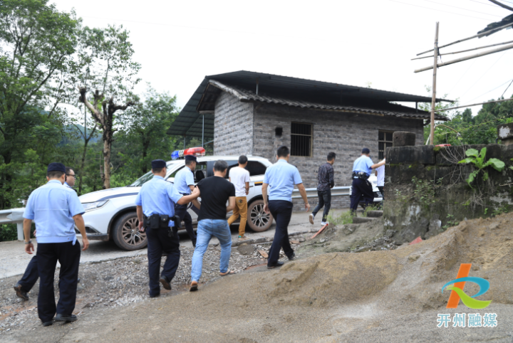 半岛官方下载入口_拒绝野味！四名男子捕杀三有保护动物斑鸠反被捕(图4)