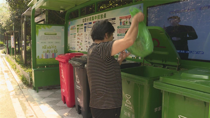 居民正在垃圾分类收集亭投放垃圾 巴南融媒体中心记者 田春尧 摄.jpg