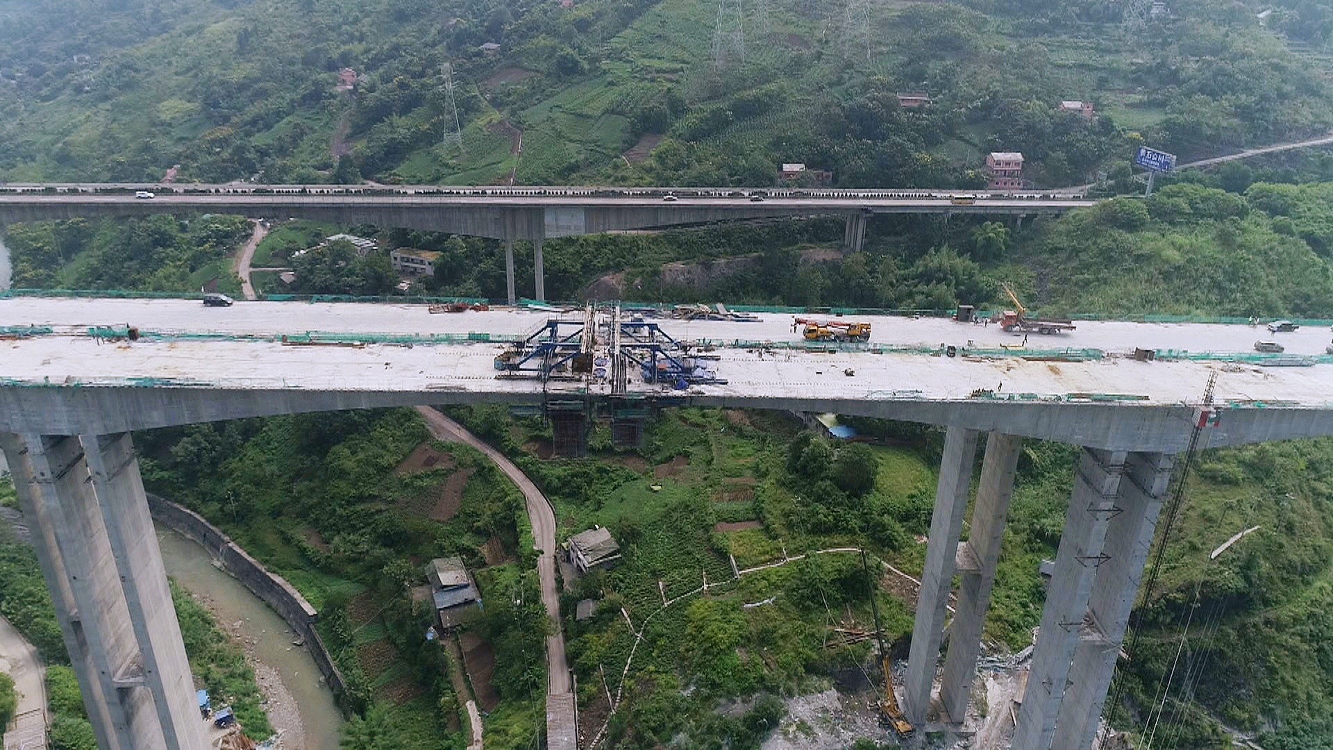 渝黔高速公路扩能项目全线最长桥梁成功合龙