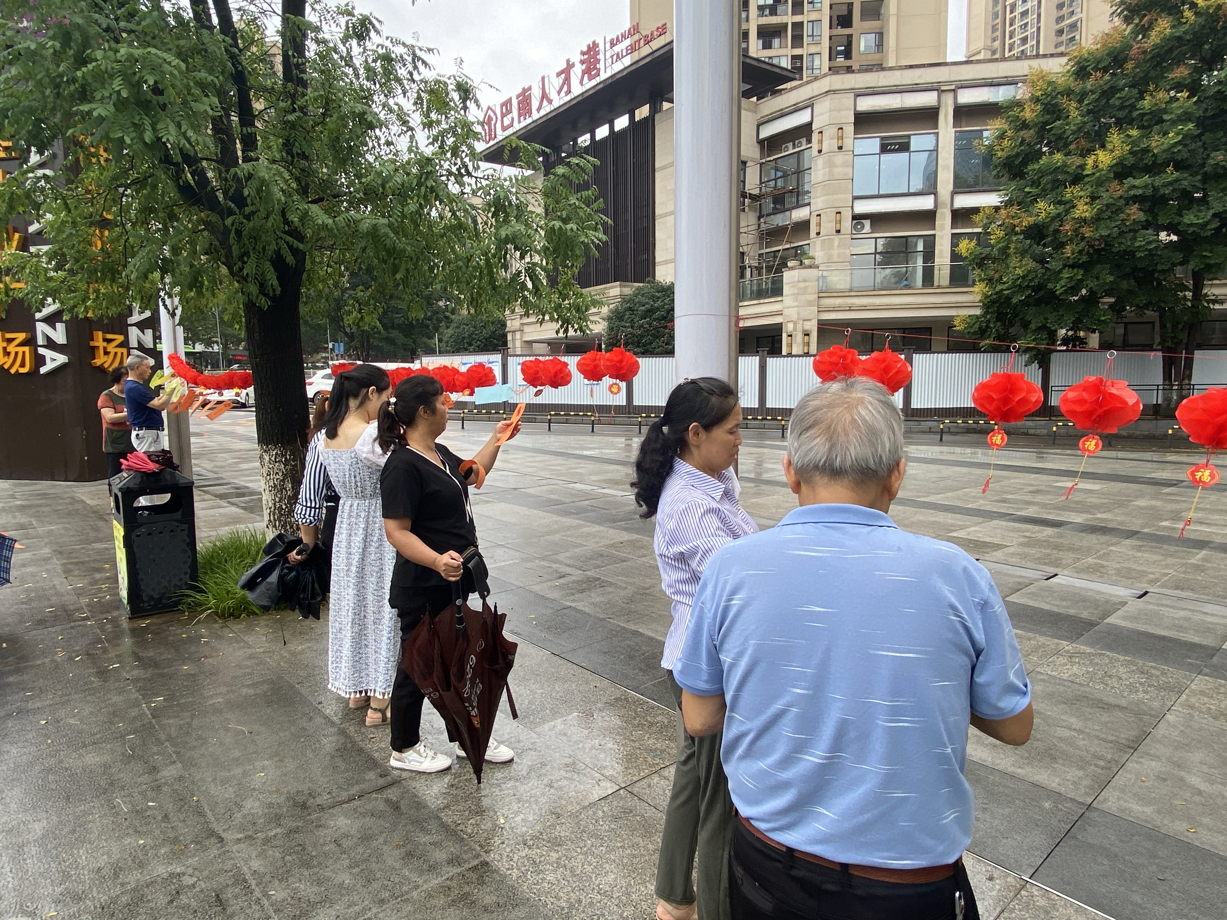 龙洲湾街道龙滨社区开展我们的节日中秋猜灯谜活动