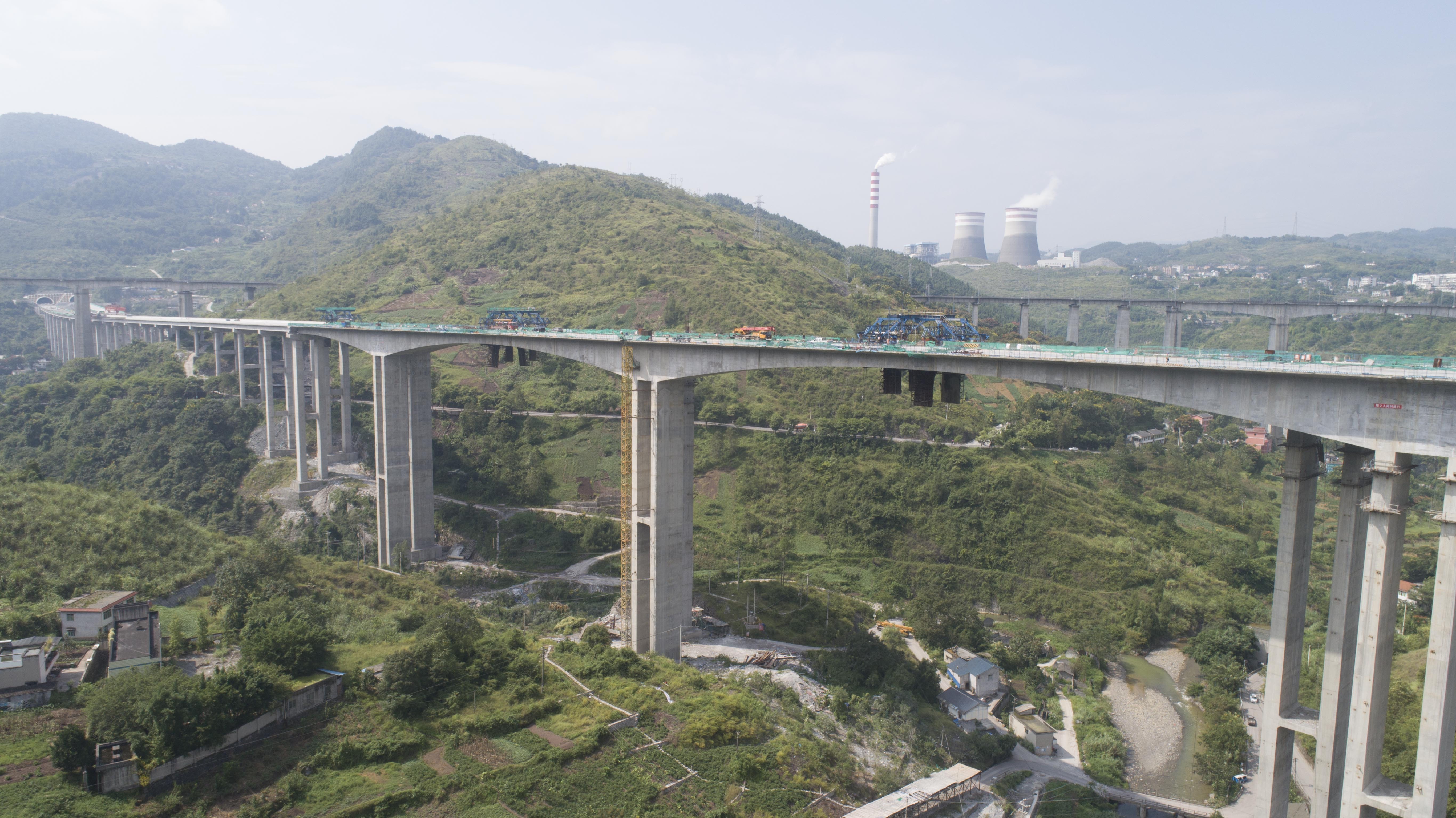 渝黔高速公路扩能项目全线最长桥梁成功合龙