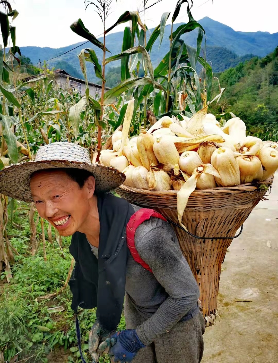 丰收的喜悦挂在农家人的脸上.黄祖满 摄