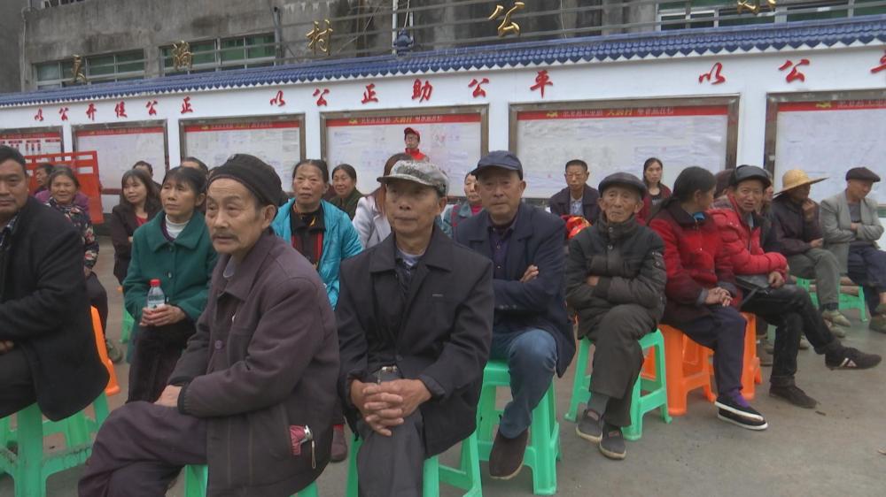 在羊市鎮大淌村集會廣場,村民們端坐在廣場上,認真地聽著臍橙專家