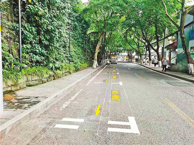 渝中区桂花园路新增设的临时停车位.(受访单位供图)