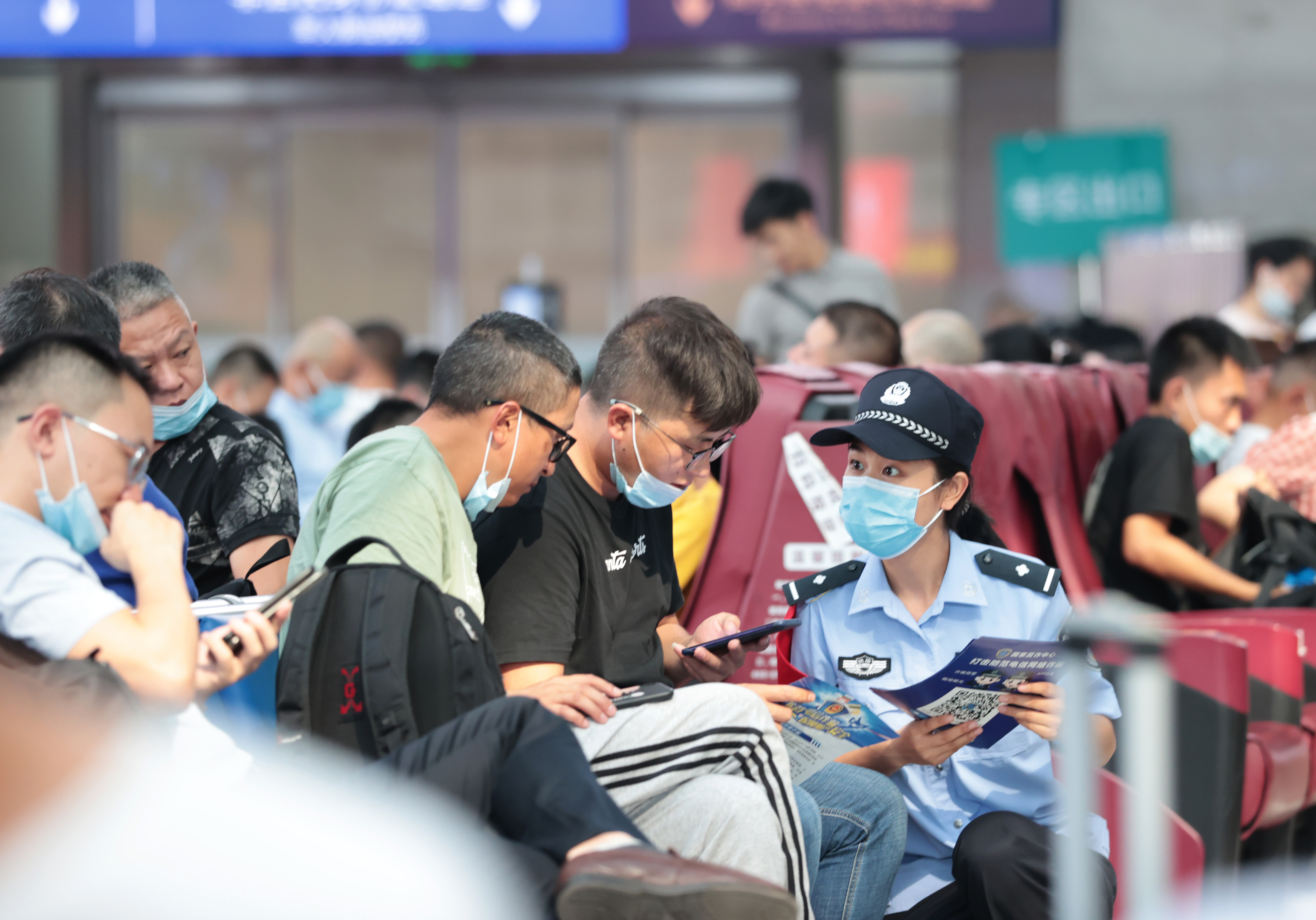 9月26日，民警在重庆北站向旅客宣传推介国家反诈骗中心APP.jpg