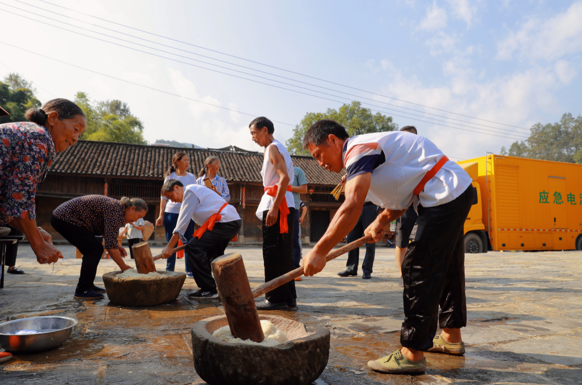 在主会场沧沟乡大田村,打糍粑活动吸引了不少游客前来体验.