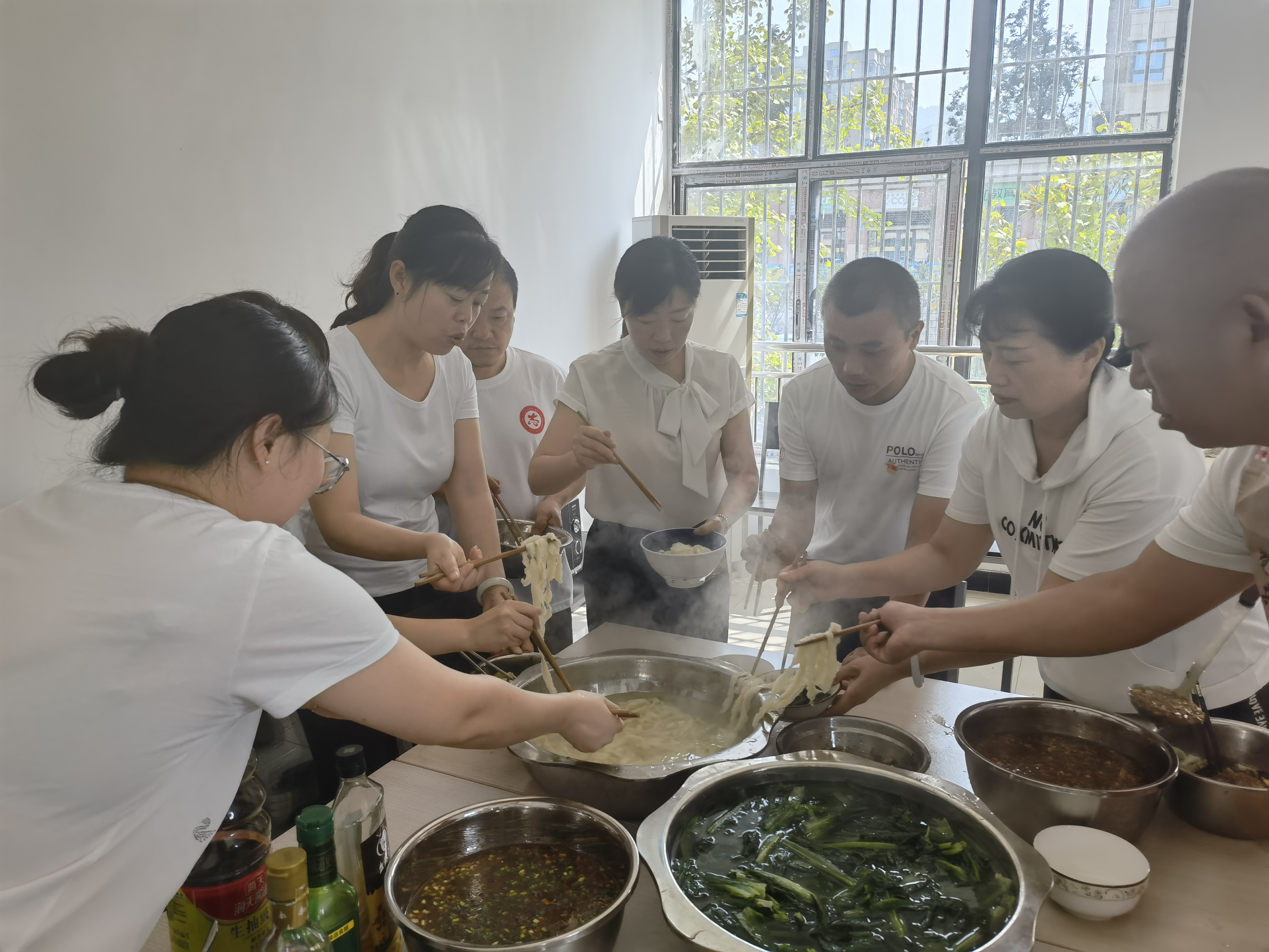 花溪街道建新村开展“同吃国庆面 共叙爱国情”文明实践活动3.jpg