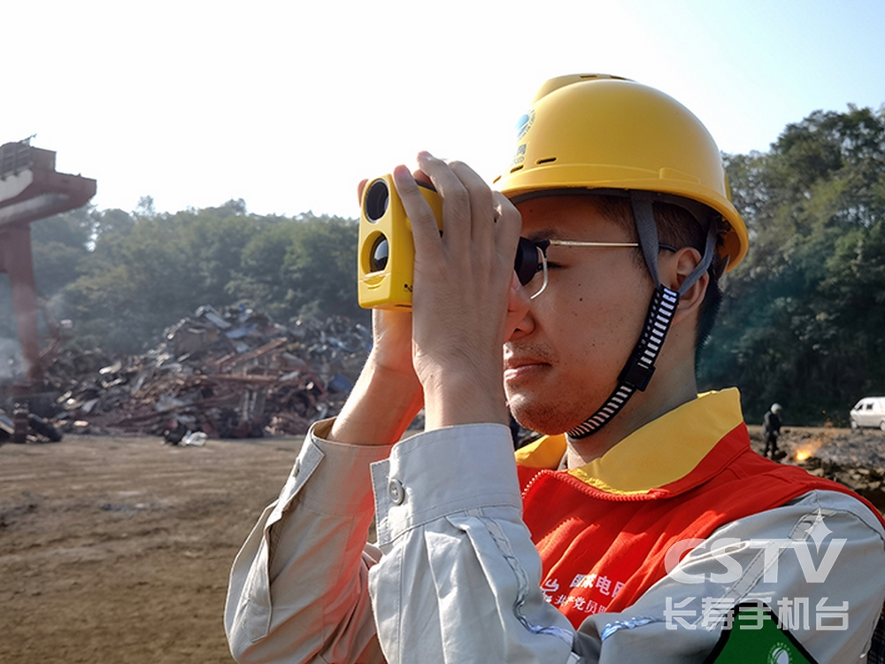 电力工人国庆节坚守岗位 (1) (复制).jpg