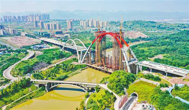 9月29日,位于两江新区龙兴新城的御临河大桥主拱合龙.