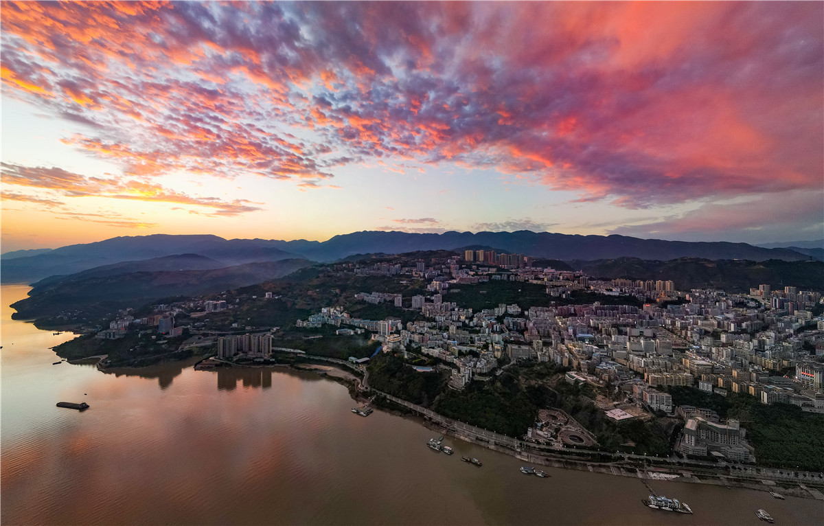 金秋的巫山县傍晚,夜风习习,晚霞迷人.摄影:汪长征