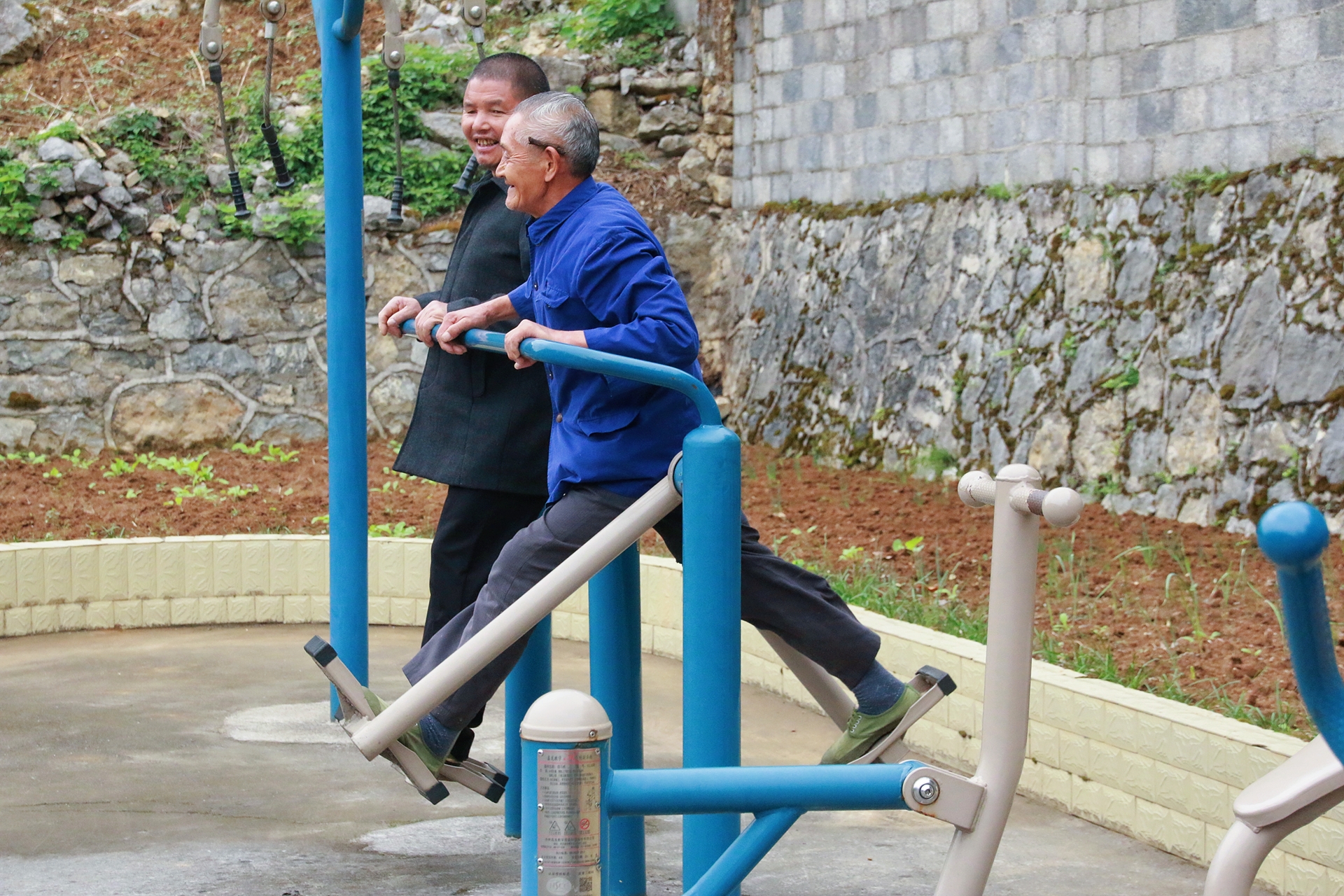 敬老院里的老人们正在锻炼身体