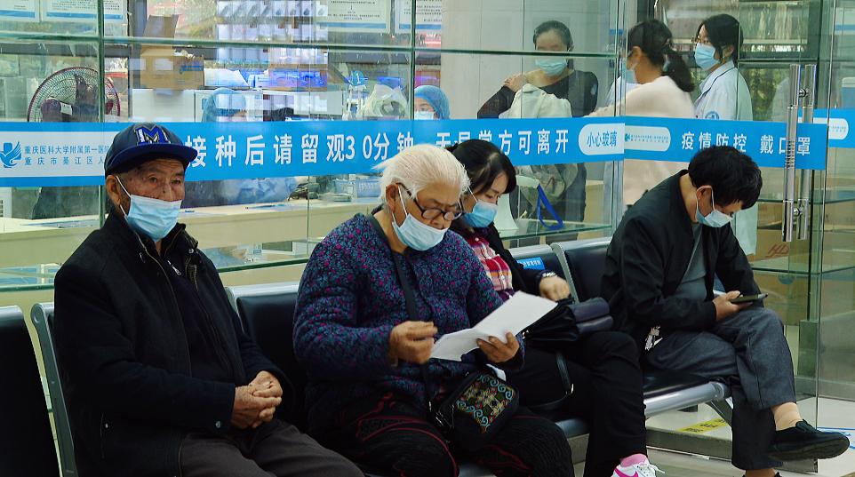 接种完疫苗的市民在留观区留观 邓大伟摄.jpg