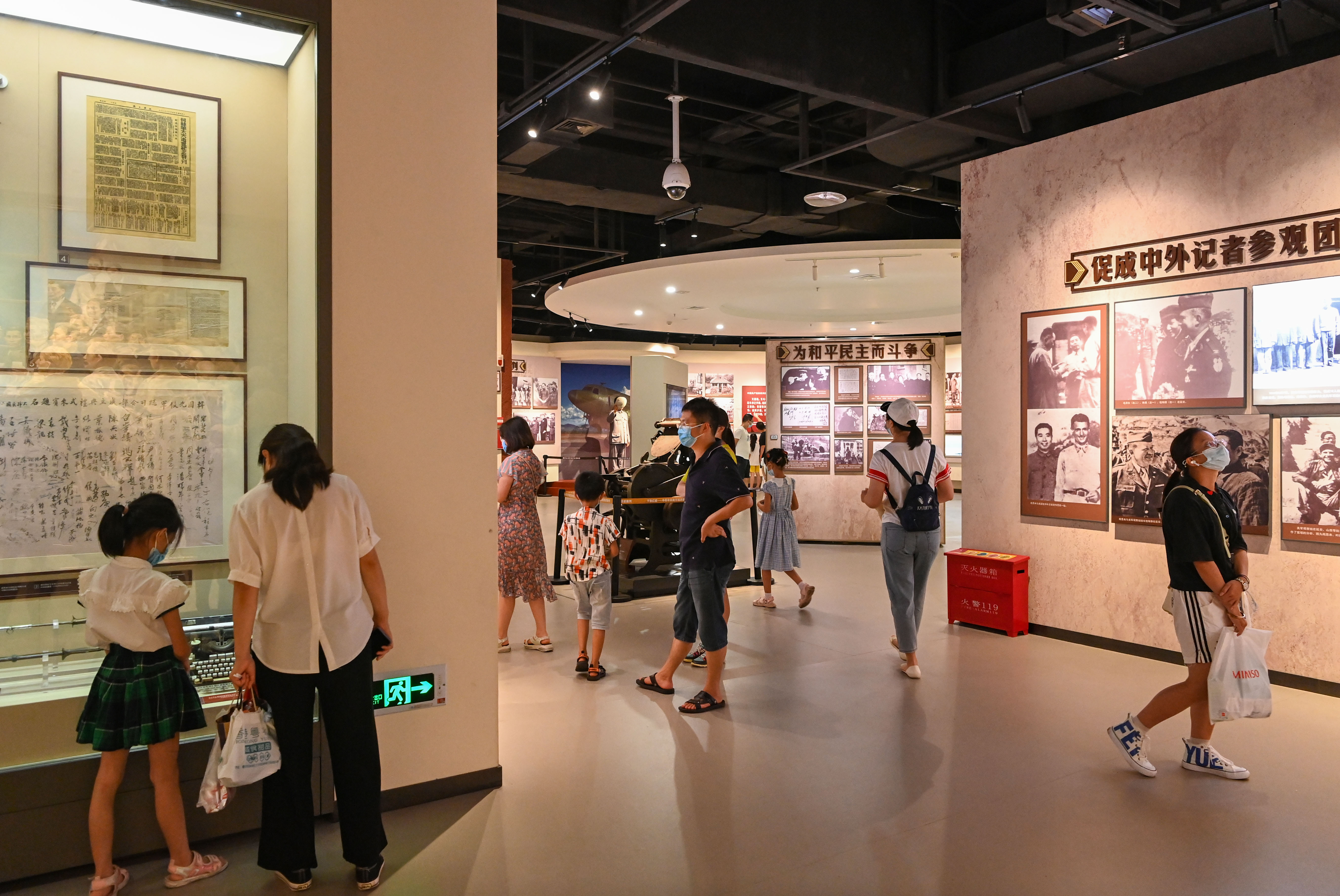 首页 新闻 重庆新闻 正文一 走进红岩革命纪念馆二楼展厅,"千秋红岩"