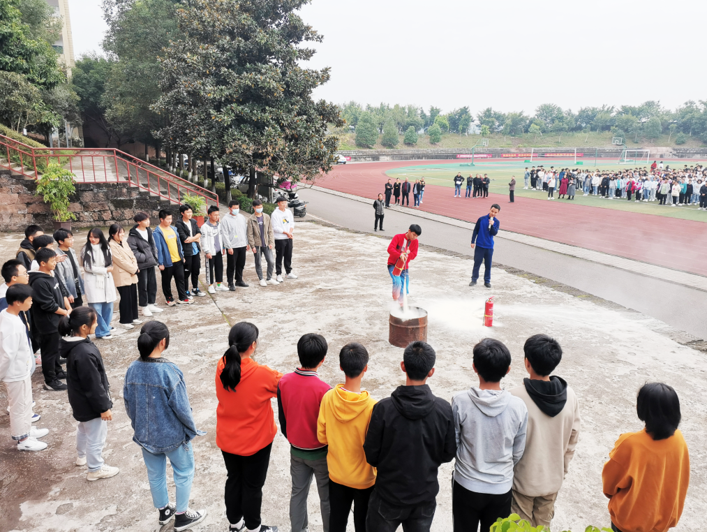 西沱中学开展消防安全演练活动