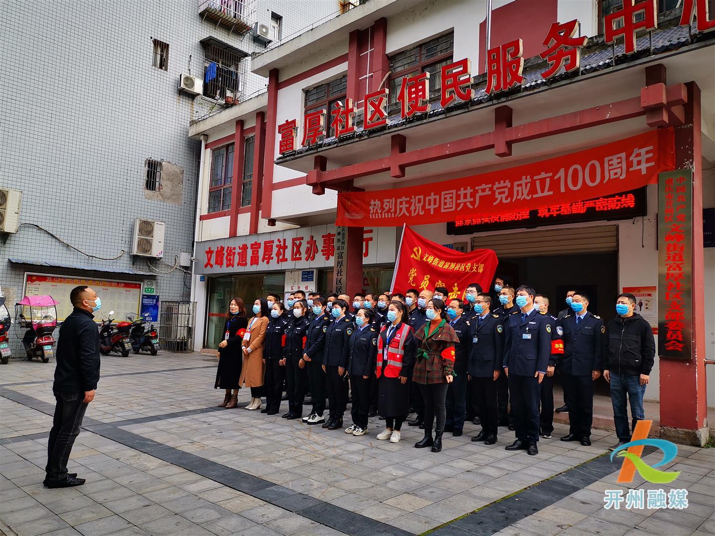 警民携手摸排 “碎碎念”式劝导筑牢疫情防控网：bat365官网登录(图1)