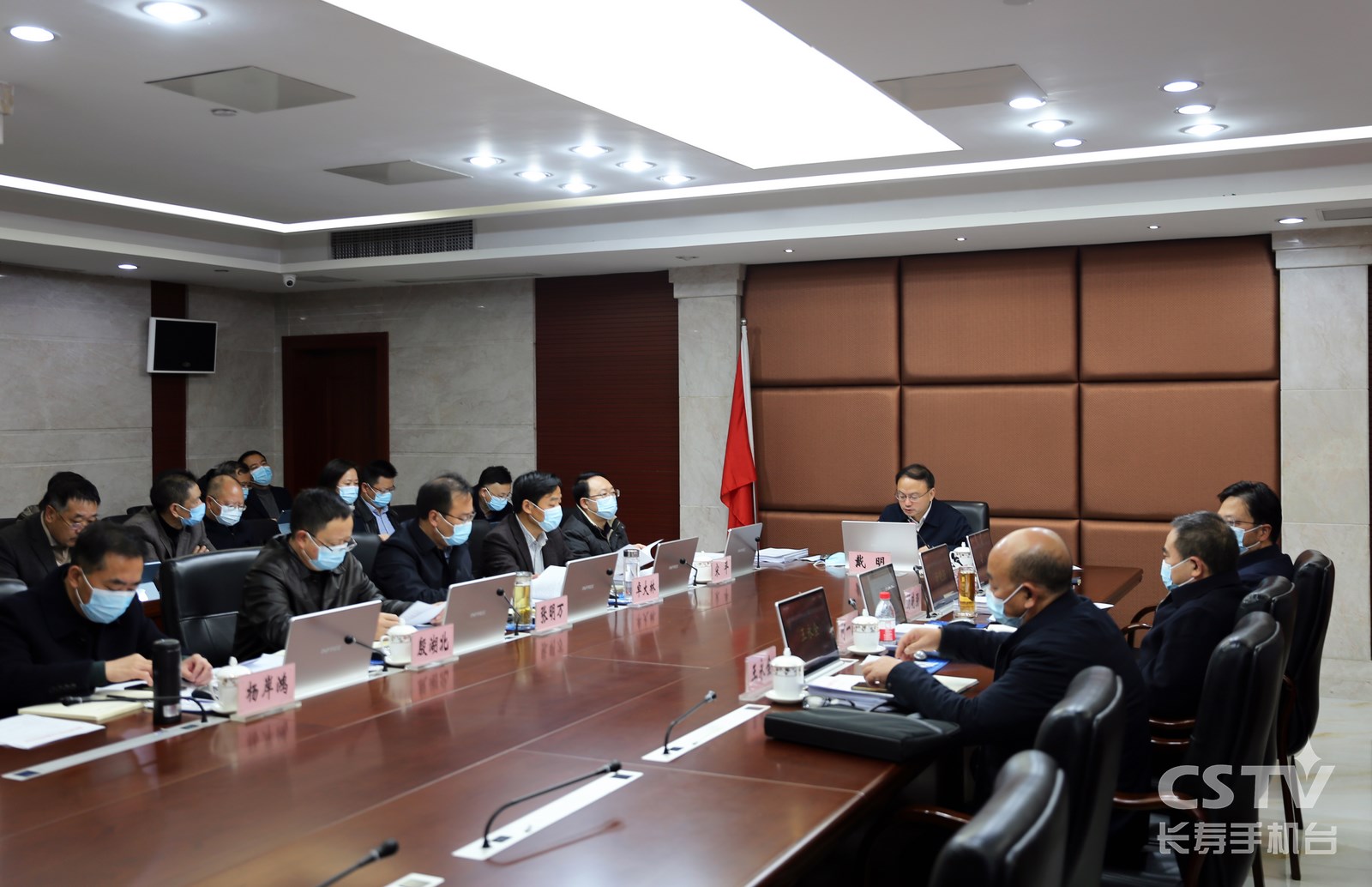 区政府党组理论学习中心组学习会召开 (复制).jpg