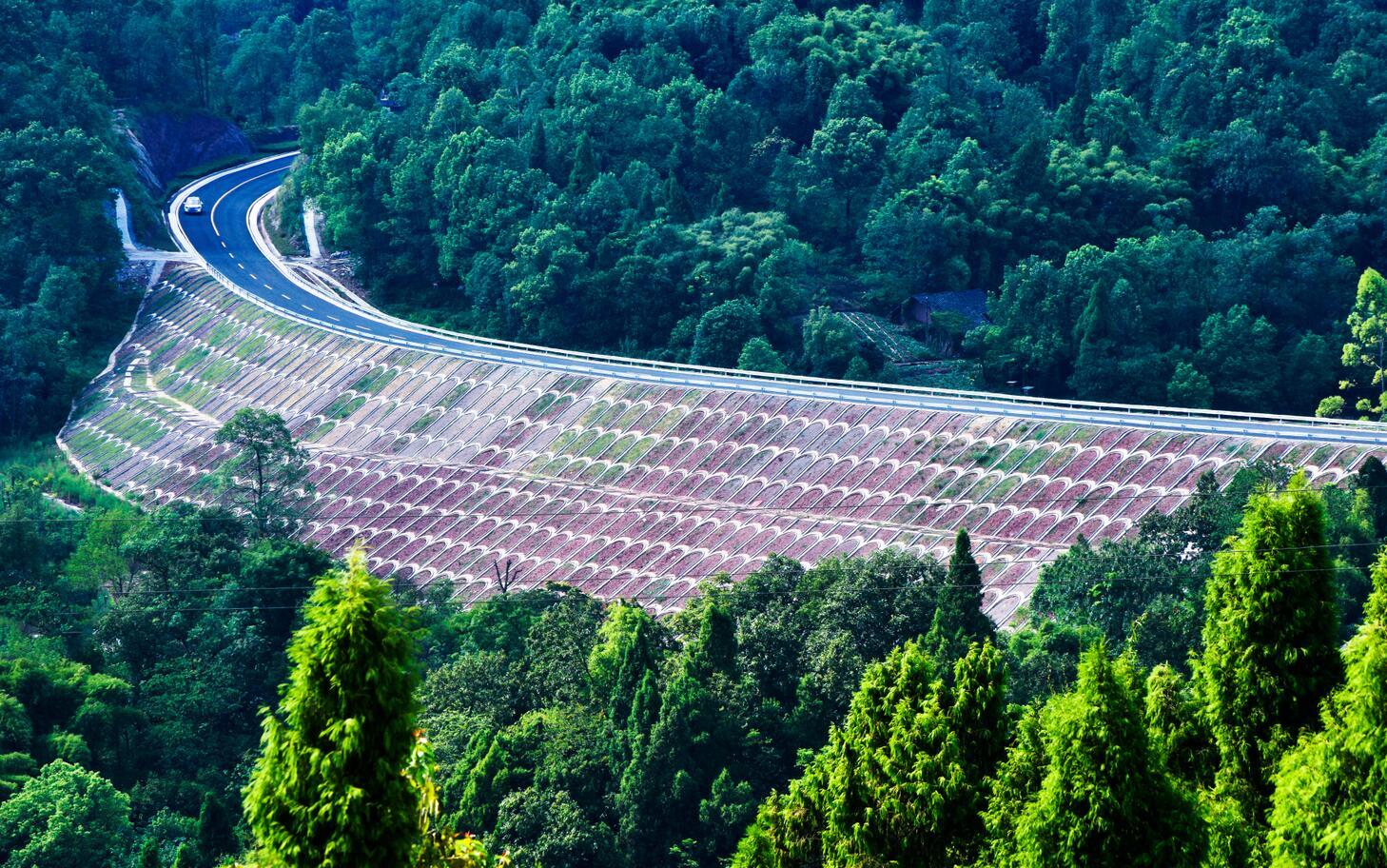 4公里的旅游公路.图为二圣镇云林天乡风景区重要旅游通道瓦青路.