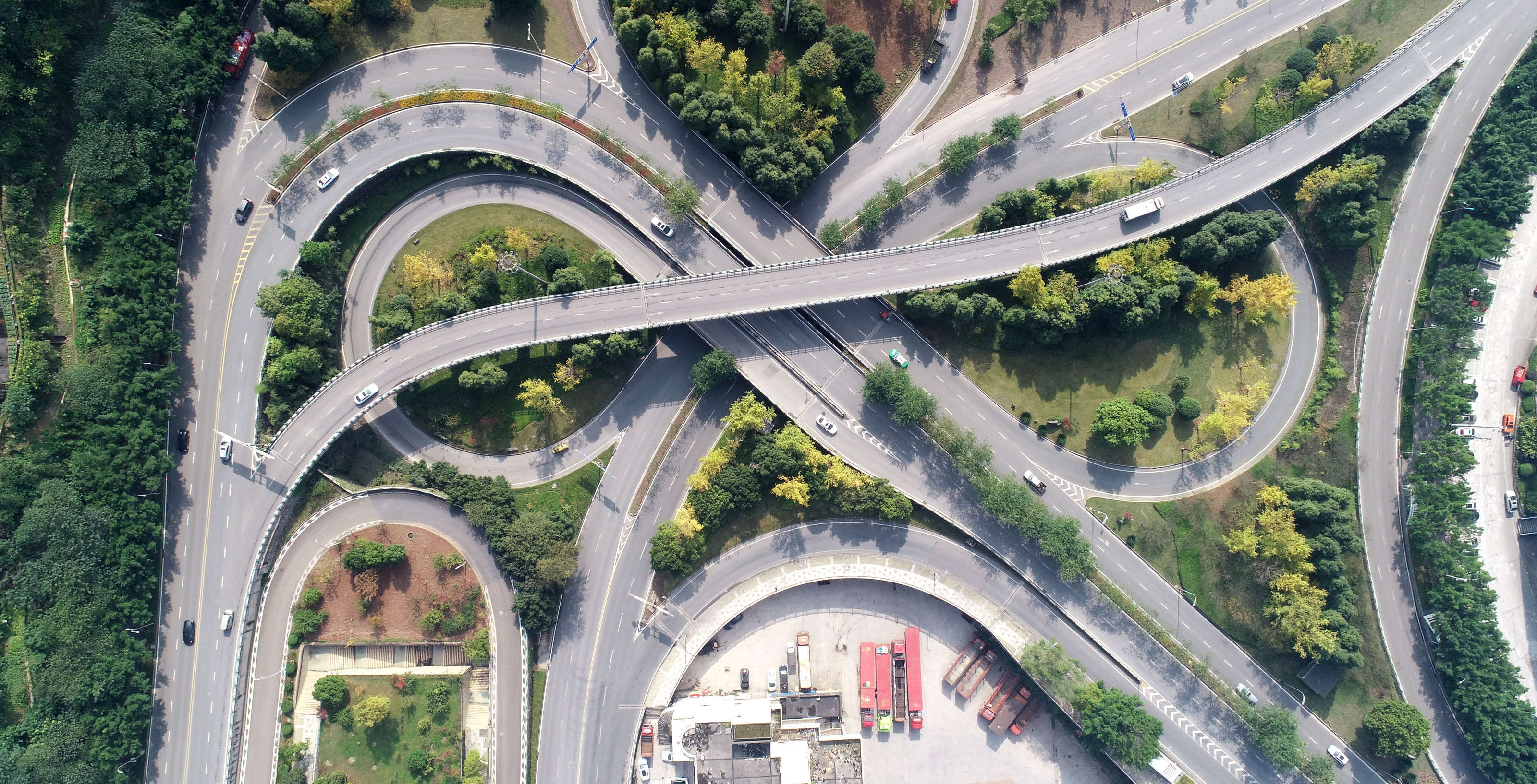 弧形与直线结合,涪陵鹅颈关立交为城市的发展提速.黄河 摄