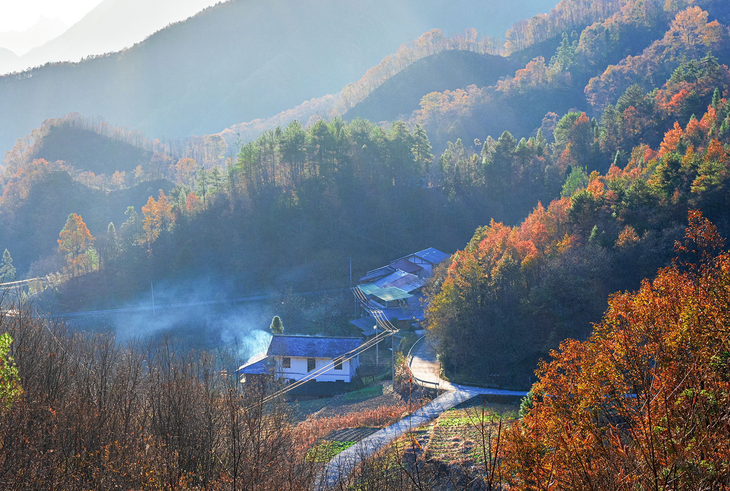 这里有着慢悠悠的古朴生活,看袅袅炊烟,鸡犬相闻,田园气息扑面而来.